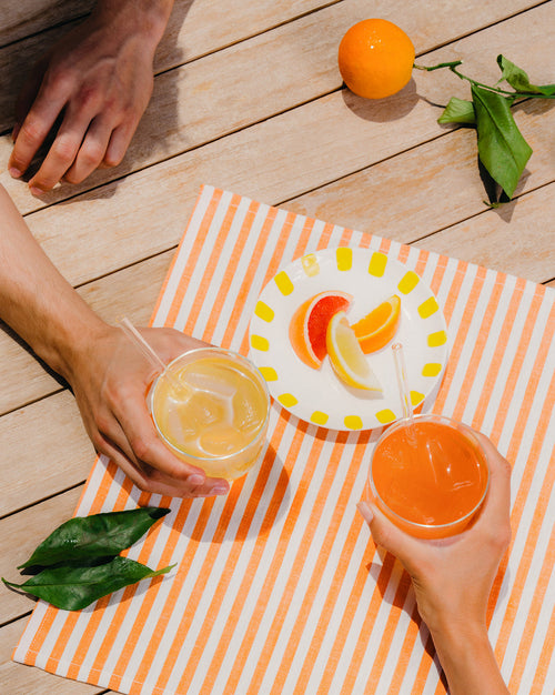 Microdrink Bestseller Set with citrus drinks and fruit wedges.