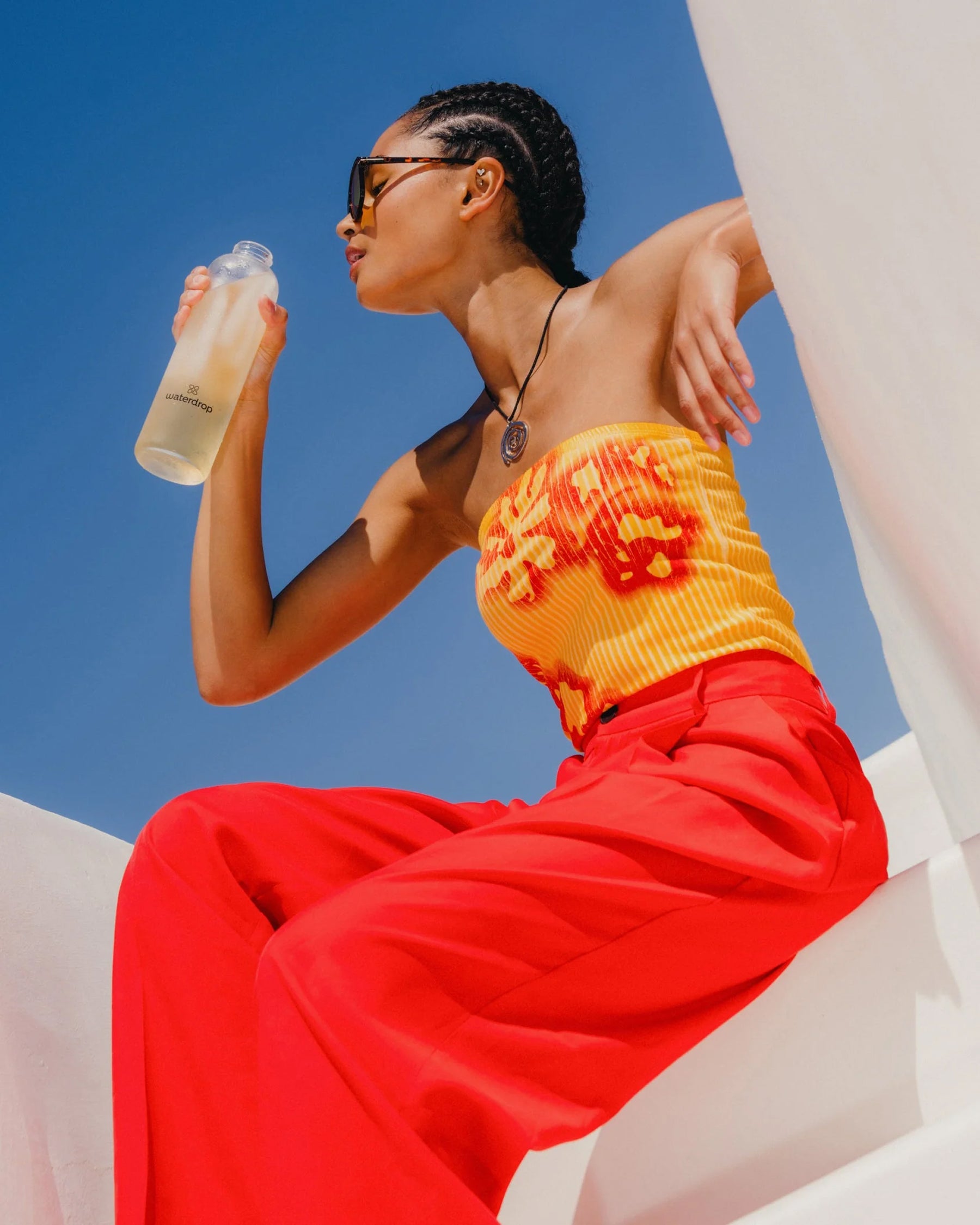Woman drinking from waterdrop® bottle with Microdrink 3+1 Set.