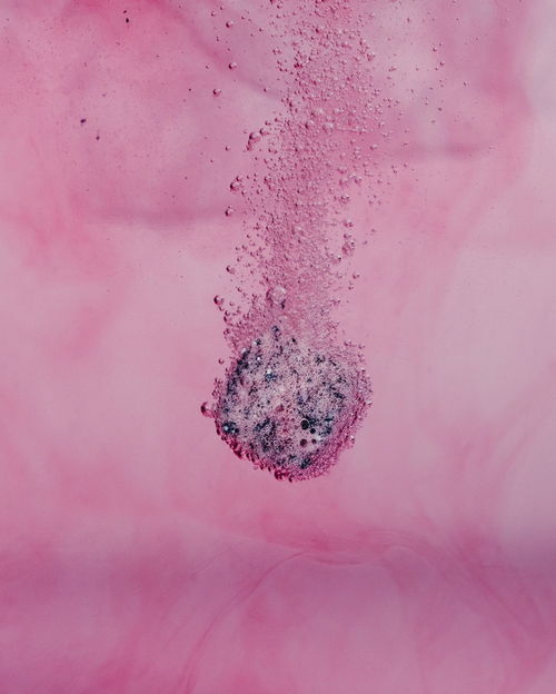 Close-up of the 30 Days Hydration Set featuring pink bubbly Microdrinks.