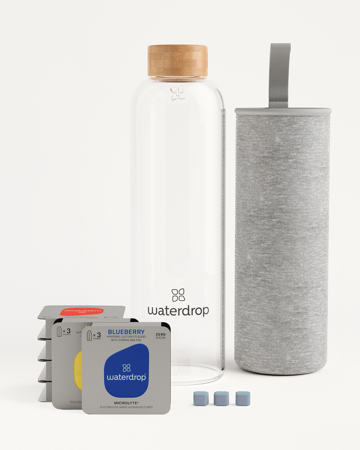 Starter Set Microlyte Glass: A bottle and three Microlyte flavour packs with electrolytes, vitamins, and zinc, designed for exercise or sports.