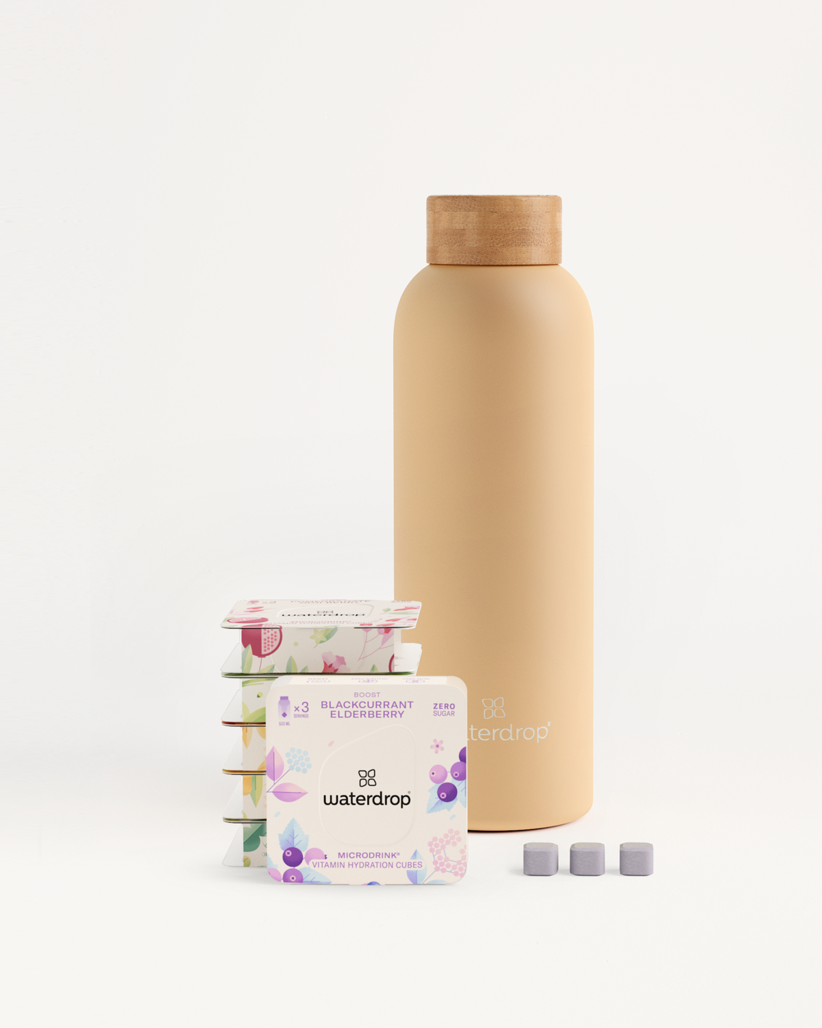 Starter Set Microdrink Thermo Steel: A stainless steel bottle beside packs of flavored Microdrink cubes. Ideal for hydration with six flavors in 3-packs.